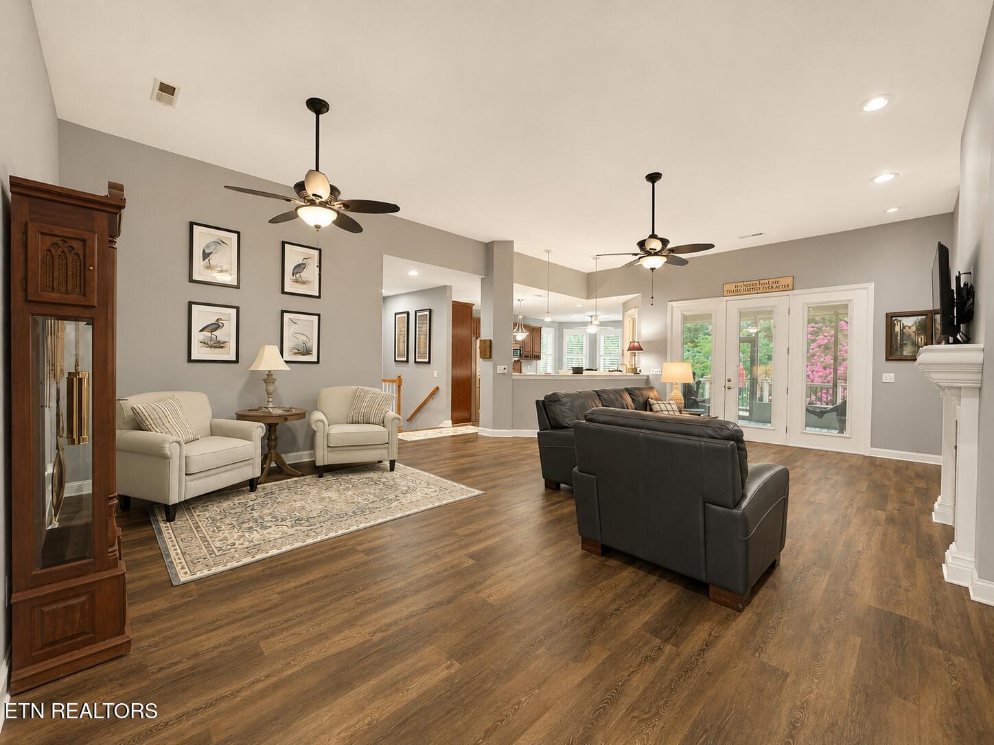 Image 3: Living Room