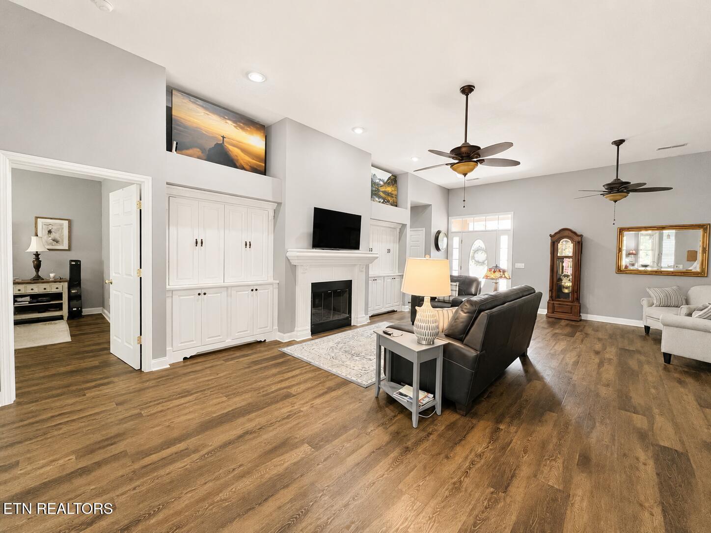 Image 4: Living Room
