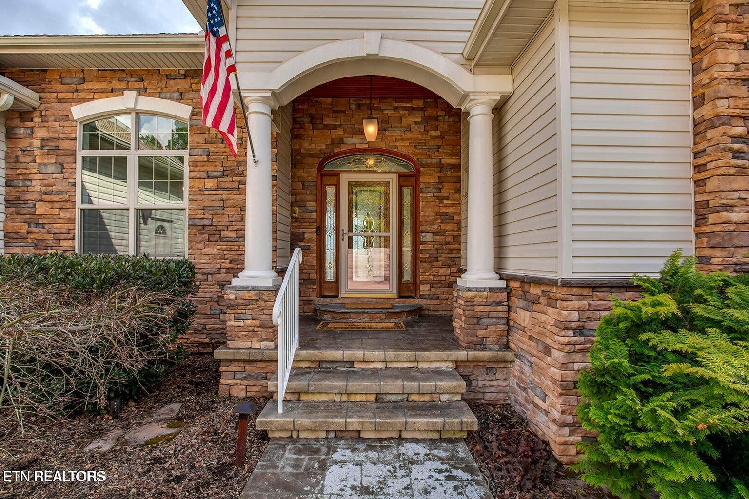 Image 3: Front Entry
