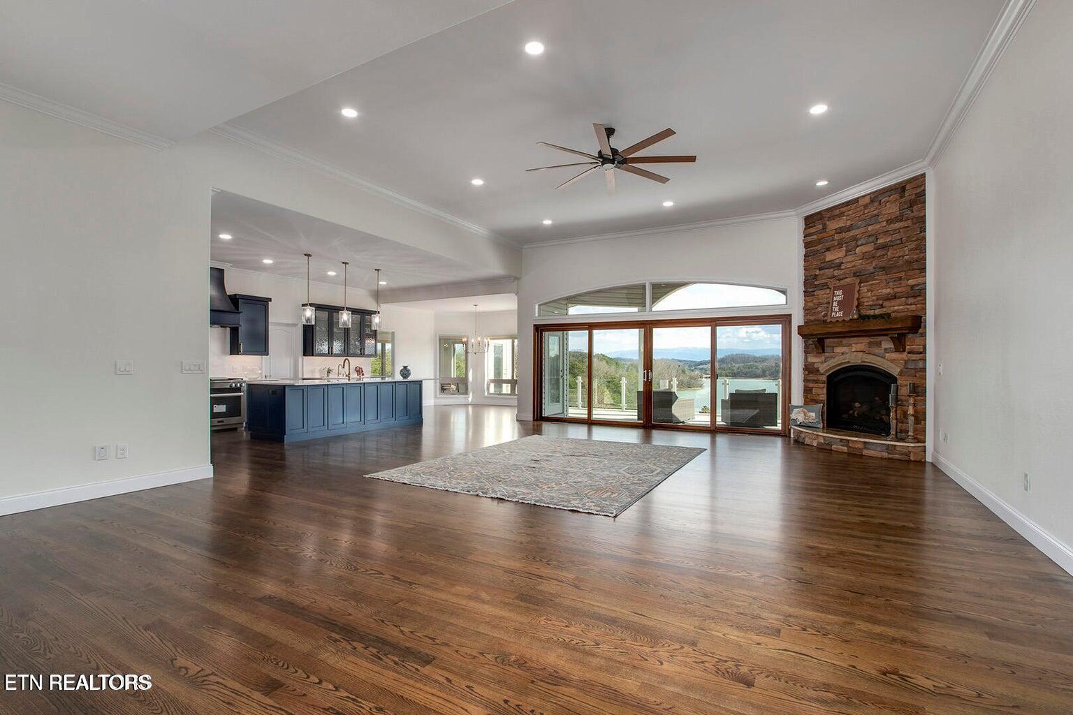 Image 4: Open Concept!