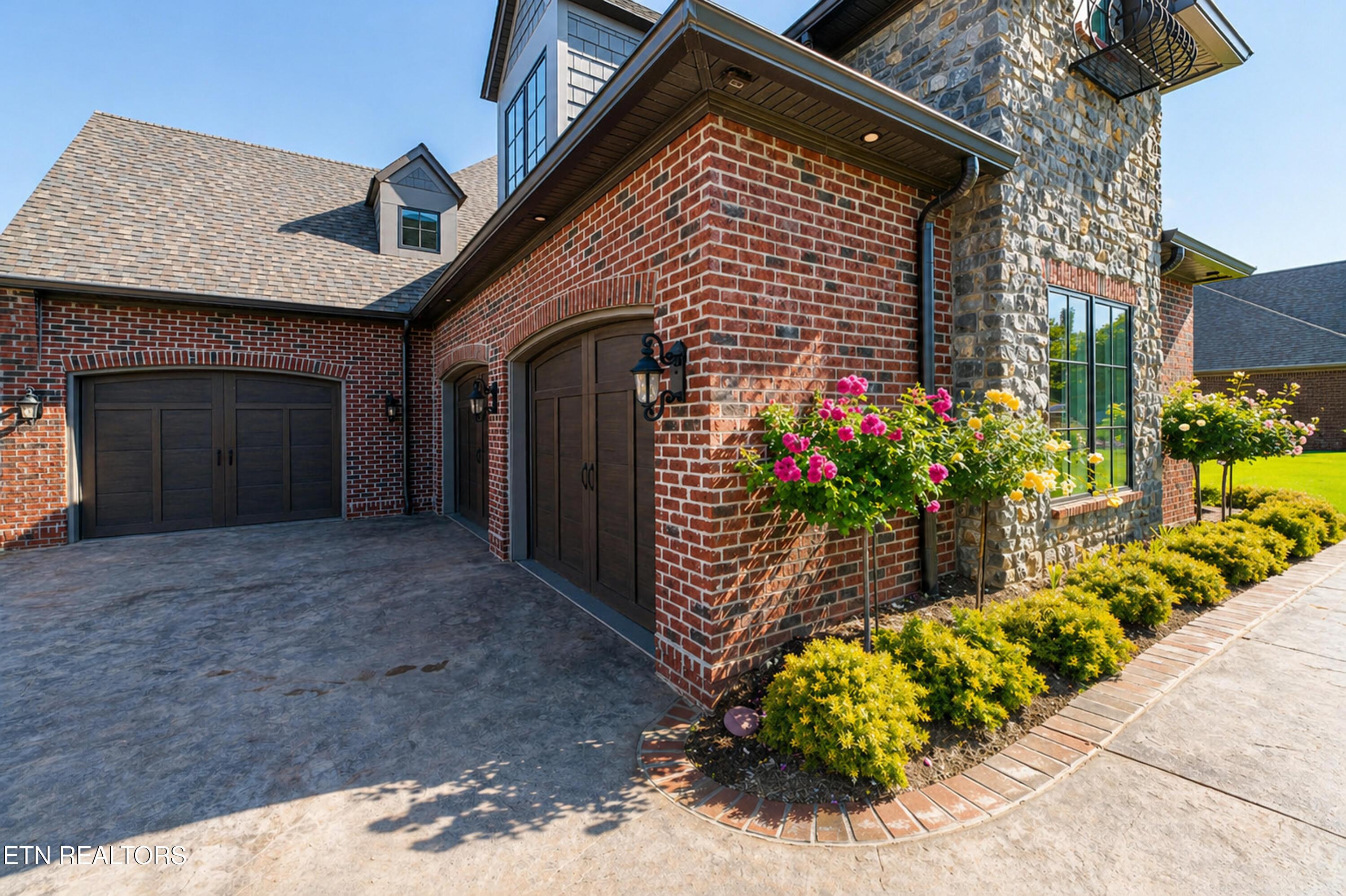 Image 3: Garage entry