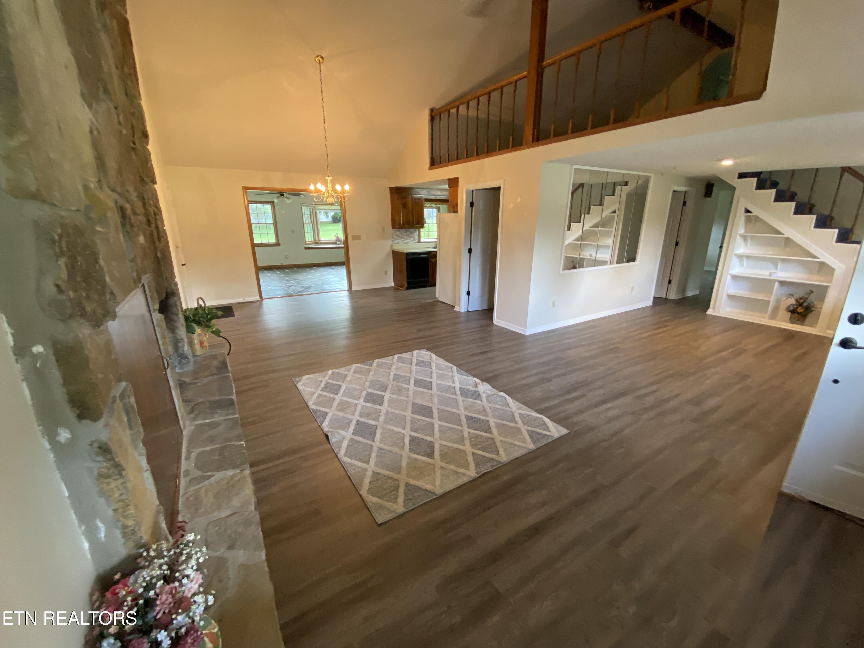 Image 3: Living Room