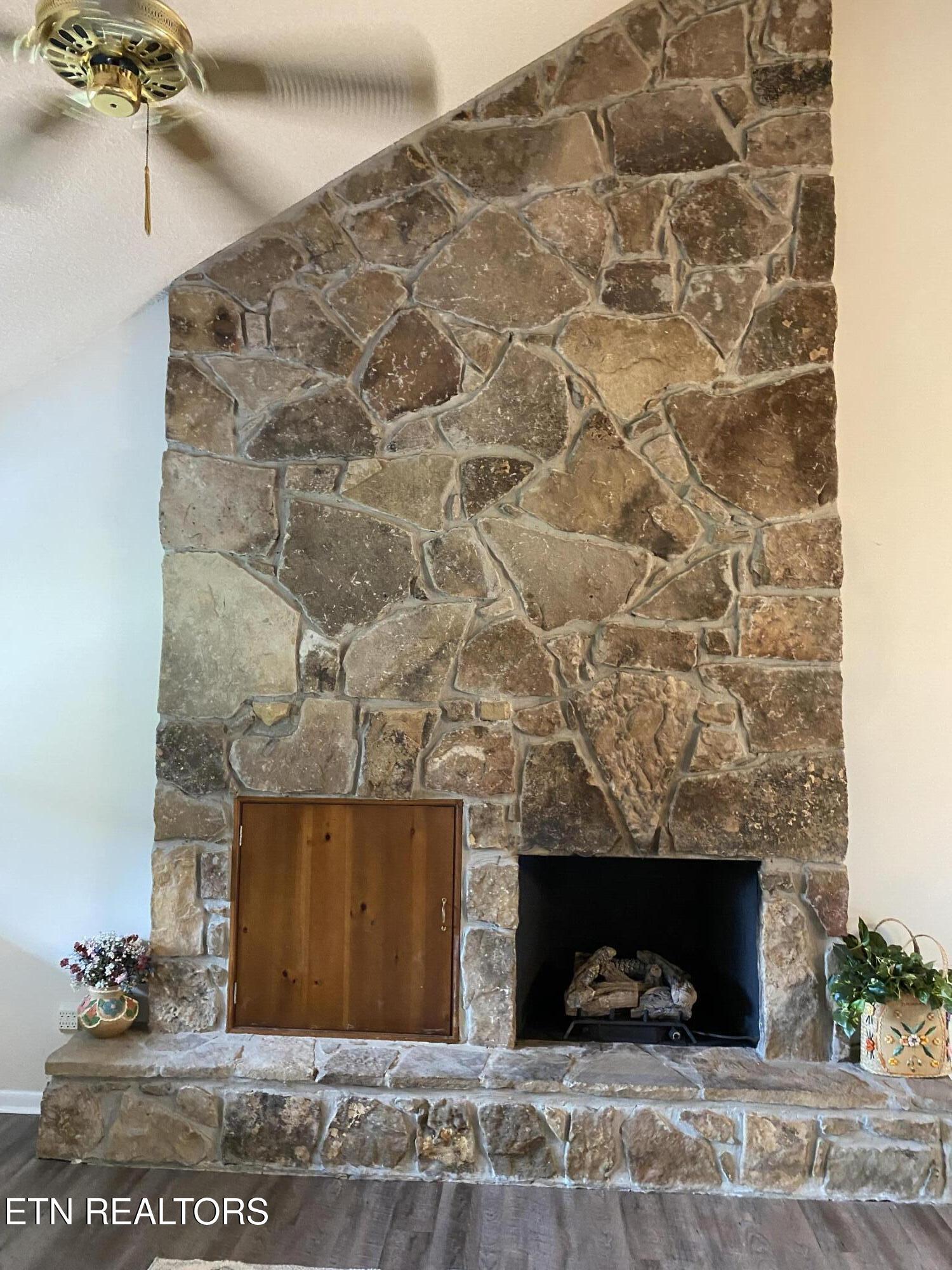 Image 4: 2565 Gas log fireplace 2