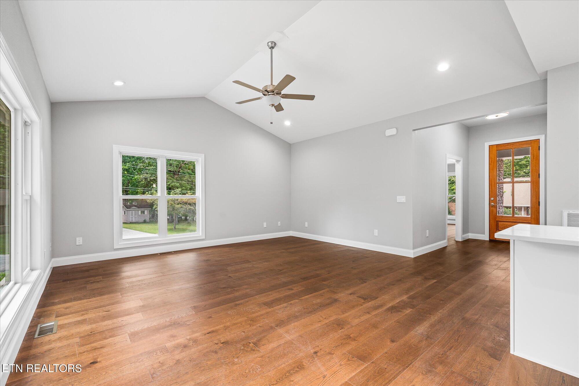Image 4: Living Room