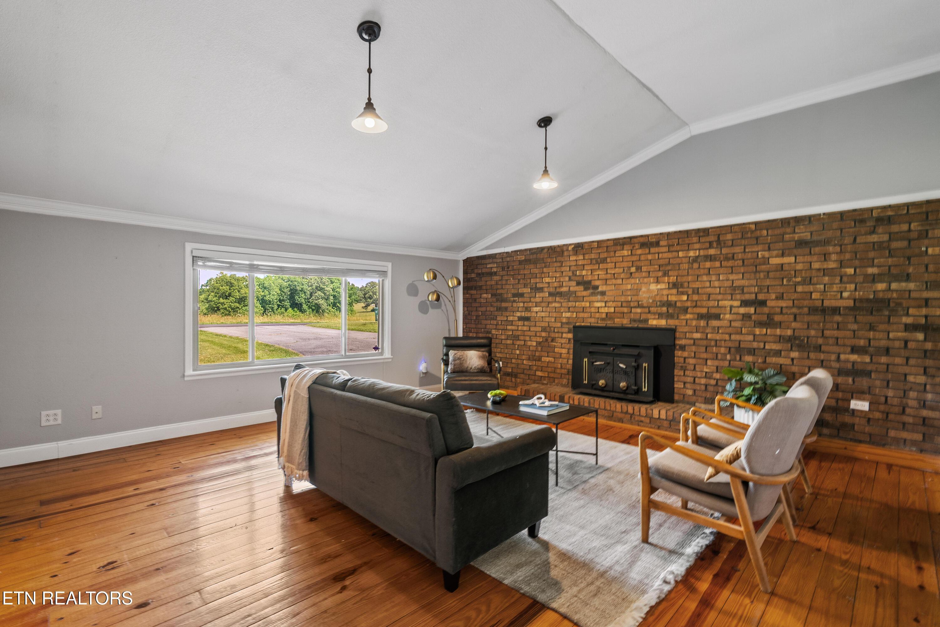 Image 3: Living Room