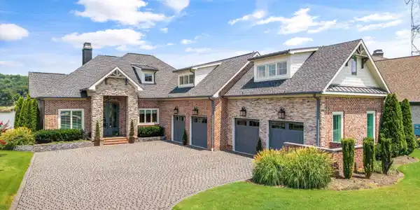 3738 Edgewater Way