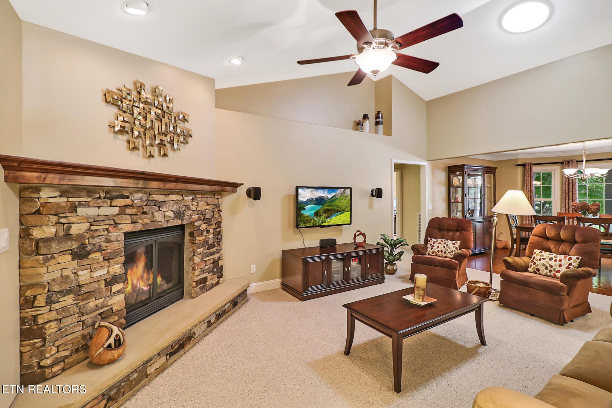 Image 3: Living room