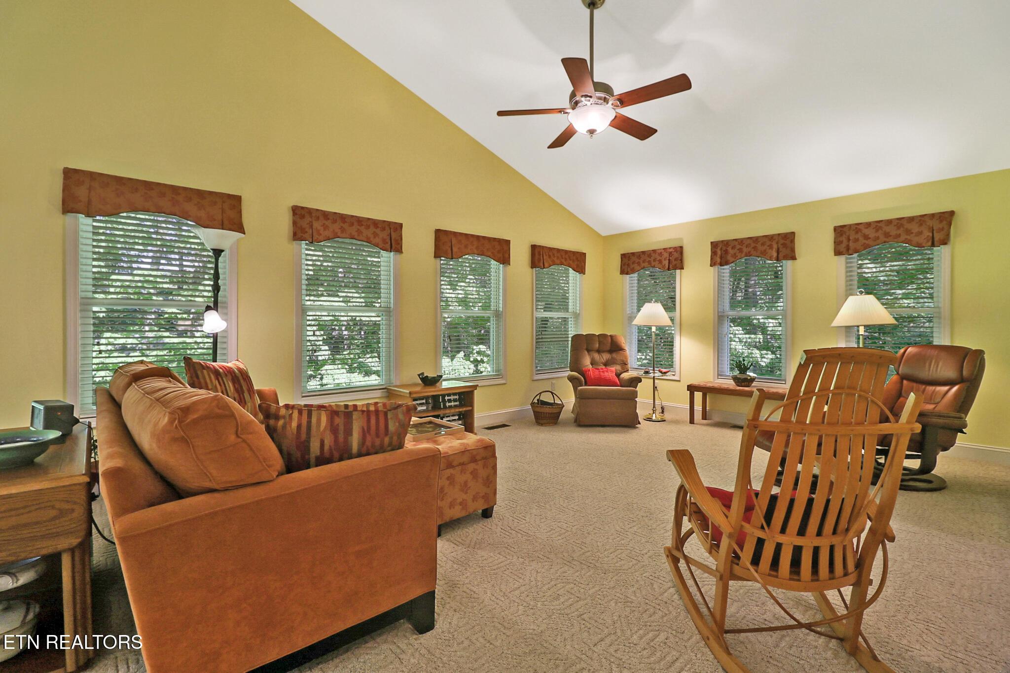 Image 4: Family/Sunroom