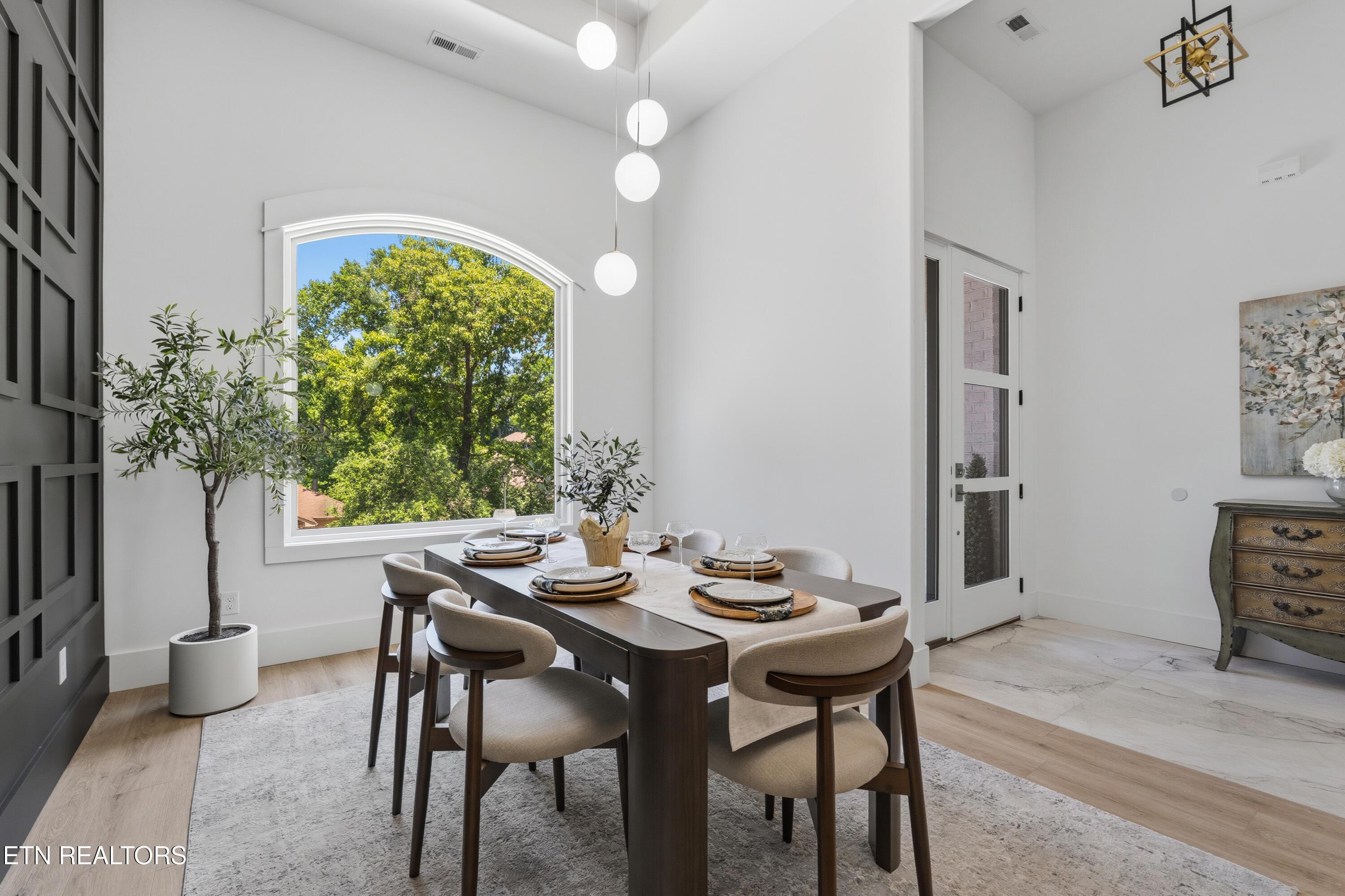 Image 4: Formal Dining / Foyer