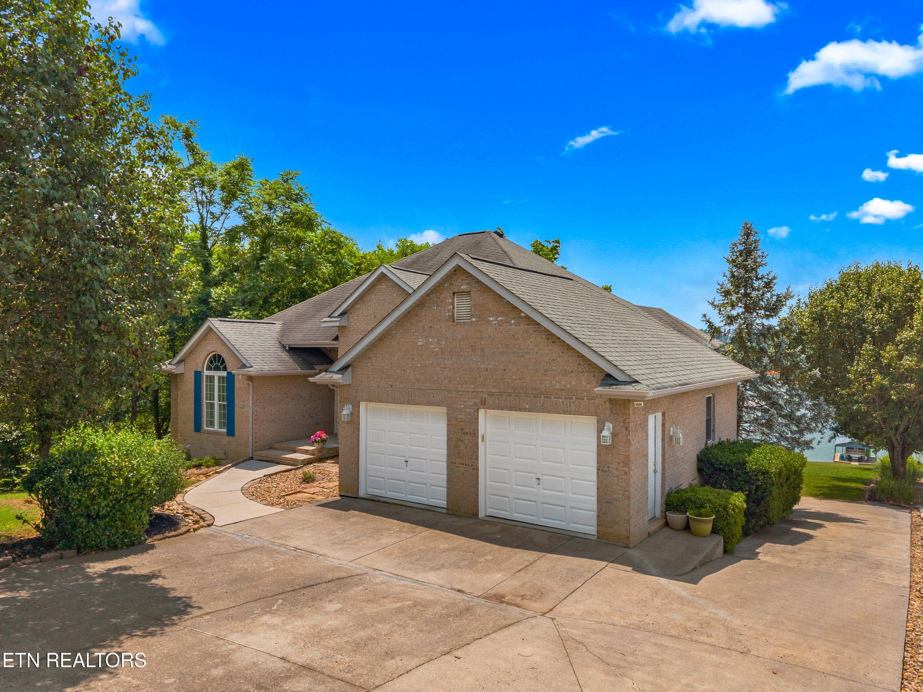 Image 2: 002-211MarinersLane-Dandridge-TN-37725-S
