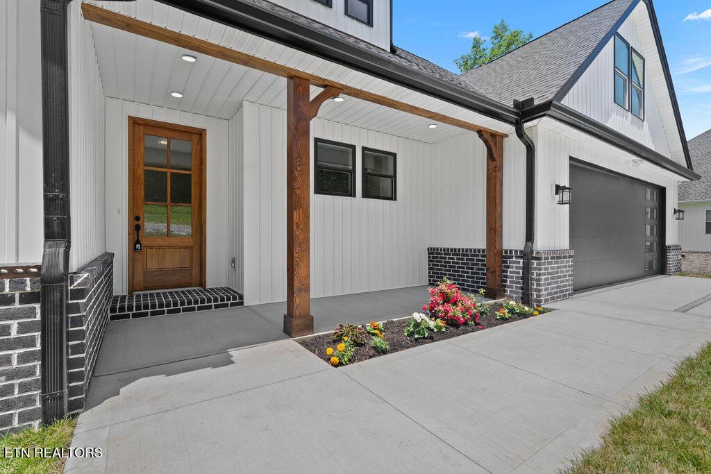 Image 1: COVERED PORCH