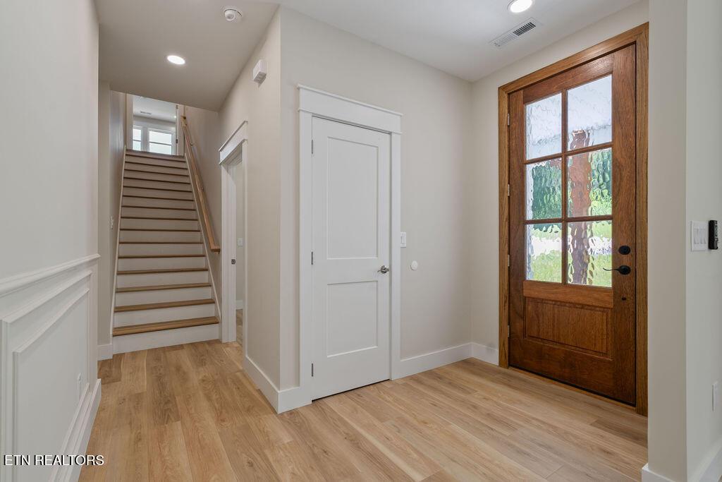 Image 3: FOYER