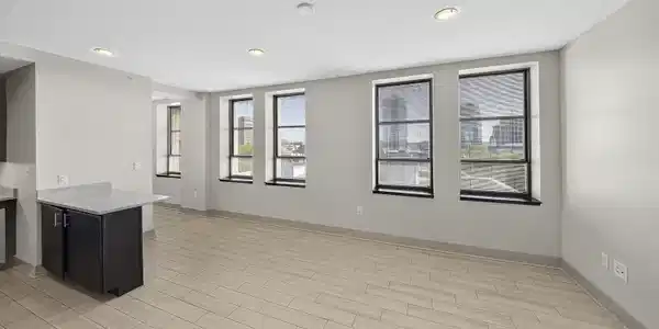 Image 4: Living Room