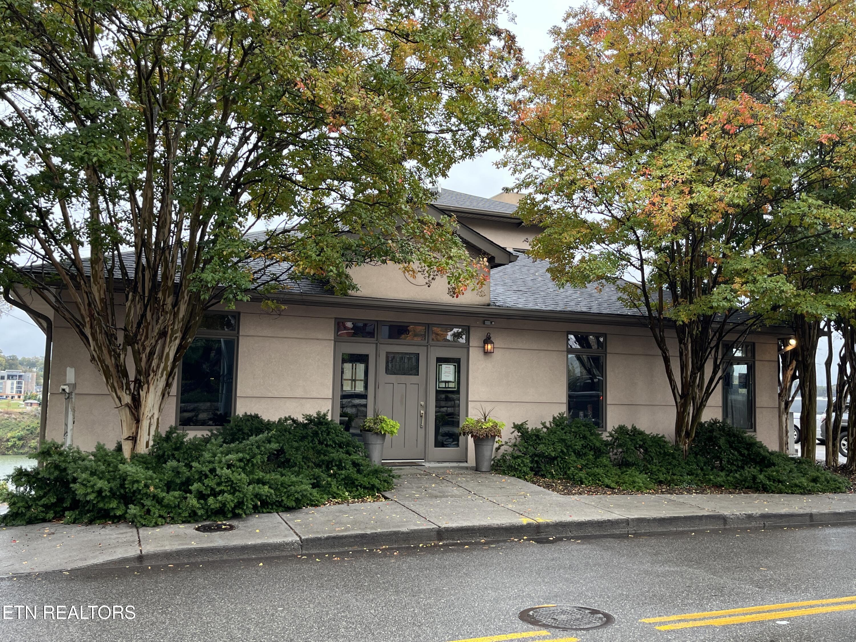 Image 1: 620 West Hill Avenue