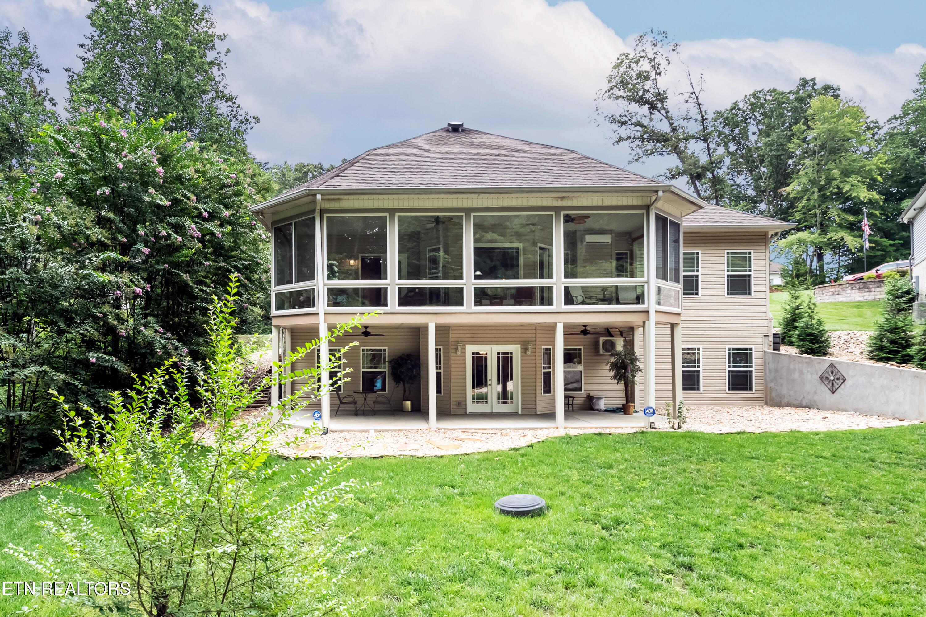 Image 4: Back Exterior