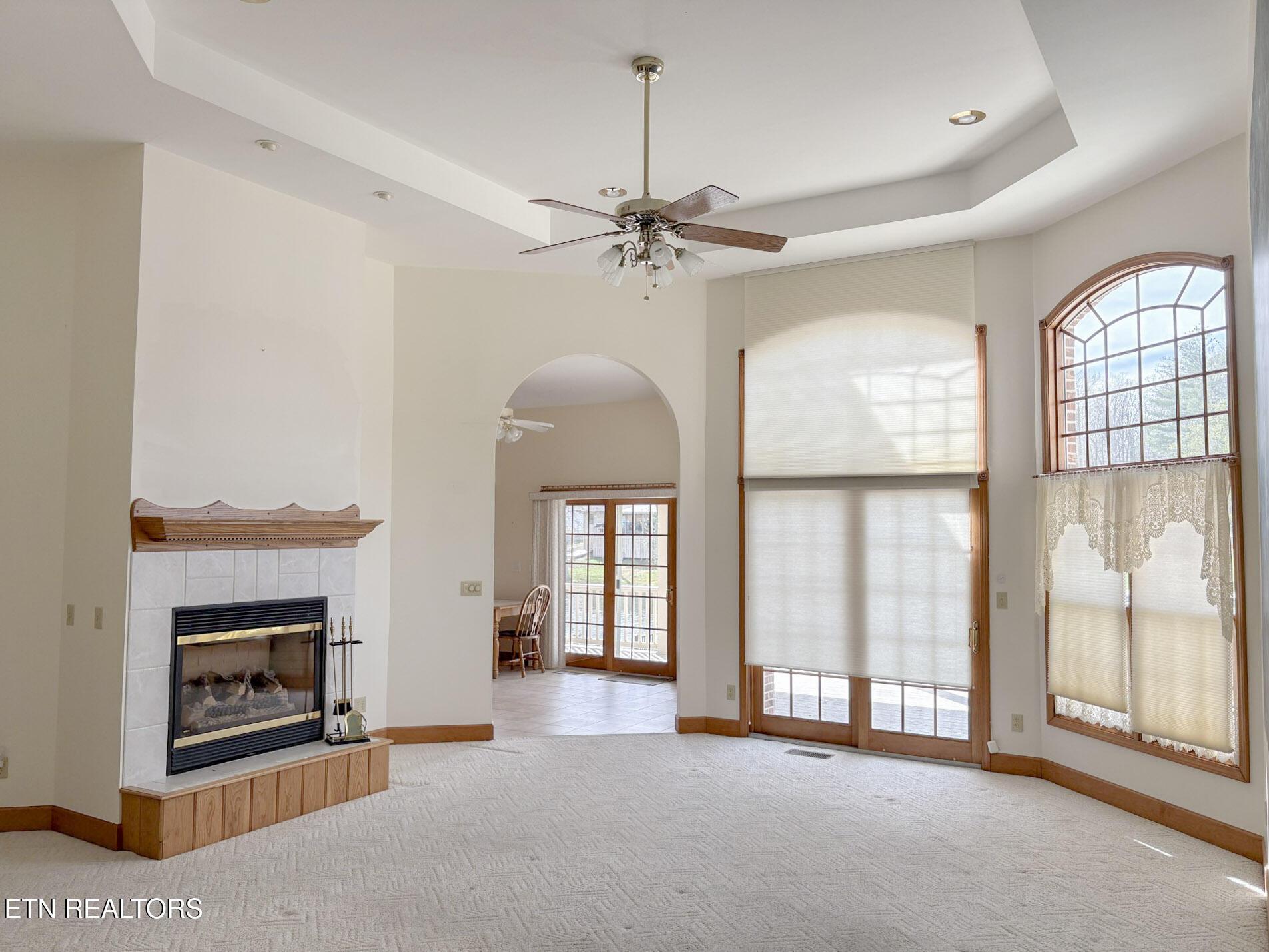 Image 4: Living Room