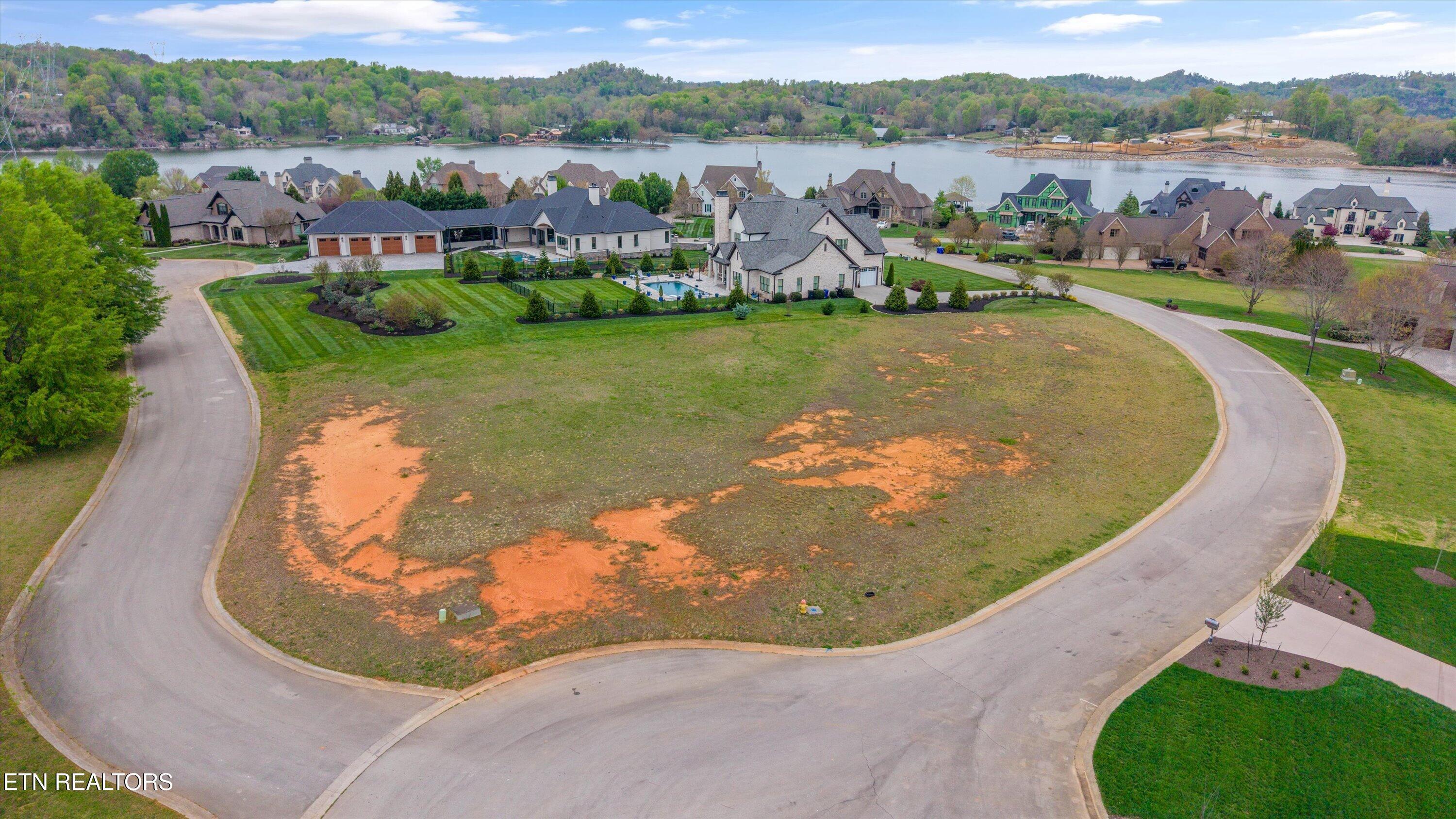 Image 4: 04-220 Lake Forest Way10