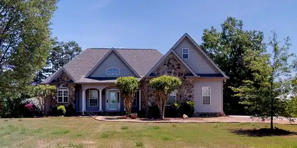 560 Rockholt Lane