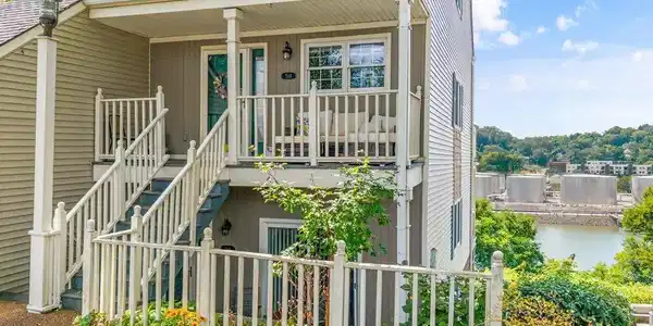 516 Riverfront Way
