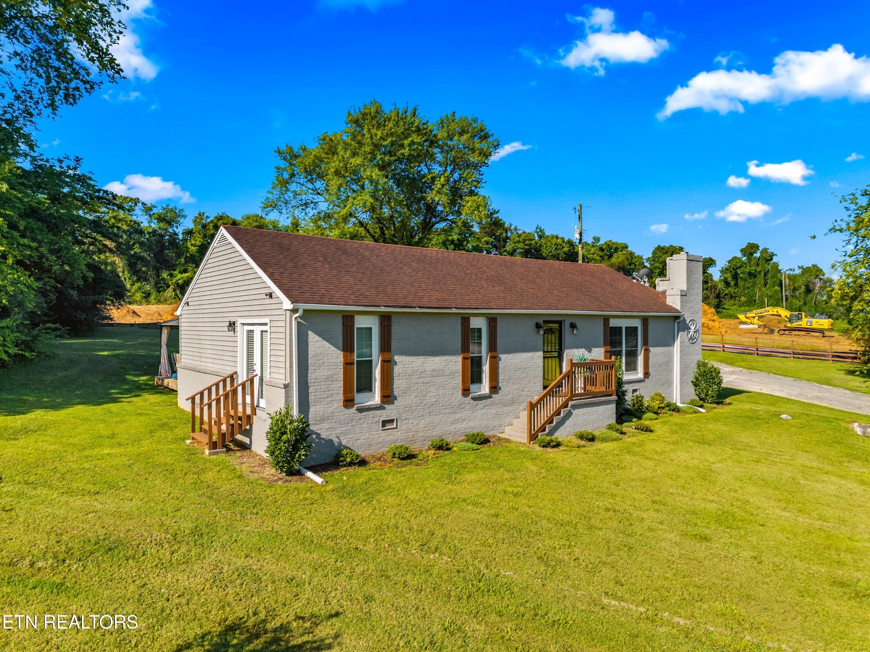 Image 2: 002-6220RoscoeLane-Knoxville-TN-37914-SM