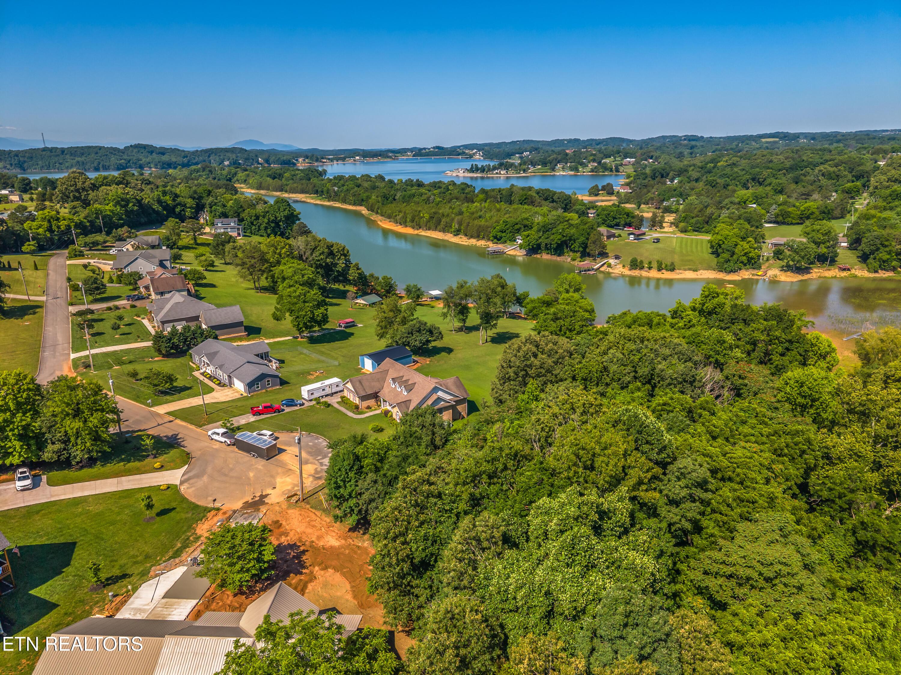 Image 2: 007-SullivanPointe-Dandridge-TN-37725-FU