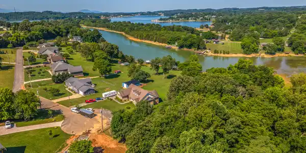 Image 2: 007-SullivanPointe-Dandridge-TN-37725-FU