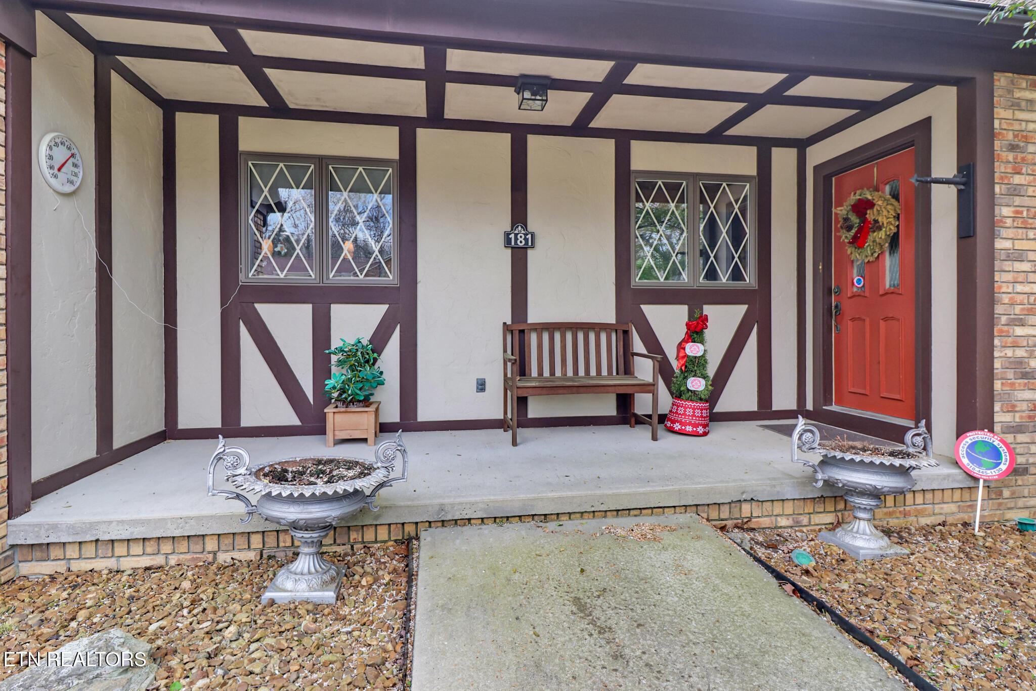 Image 4: COVERED FRONT ENTRY