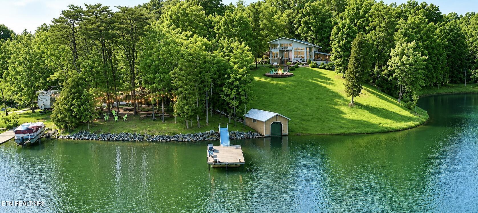 Image 1: Year Round Water 606' of Shoreline!!
