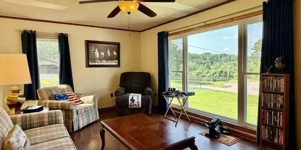 Image 4: Living room