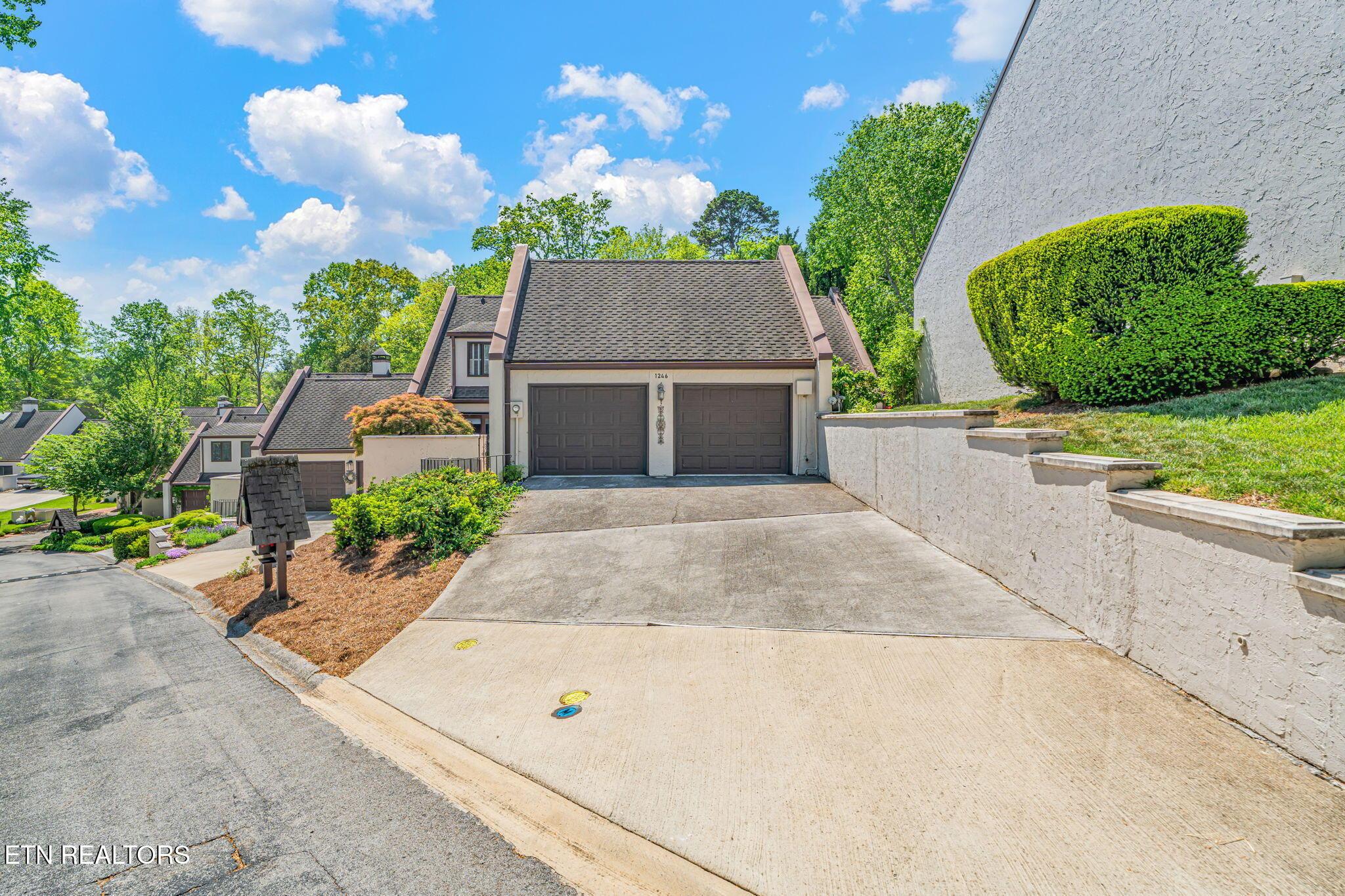 Image 2: 2-web-or-mls-1246 Orleans Drive-2 - Copy