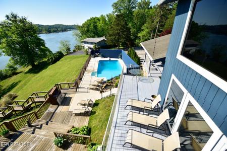 207 Lake Circle