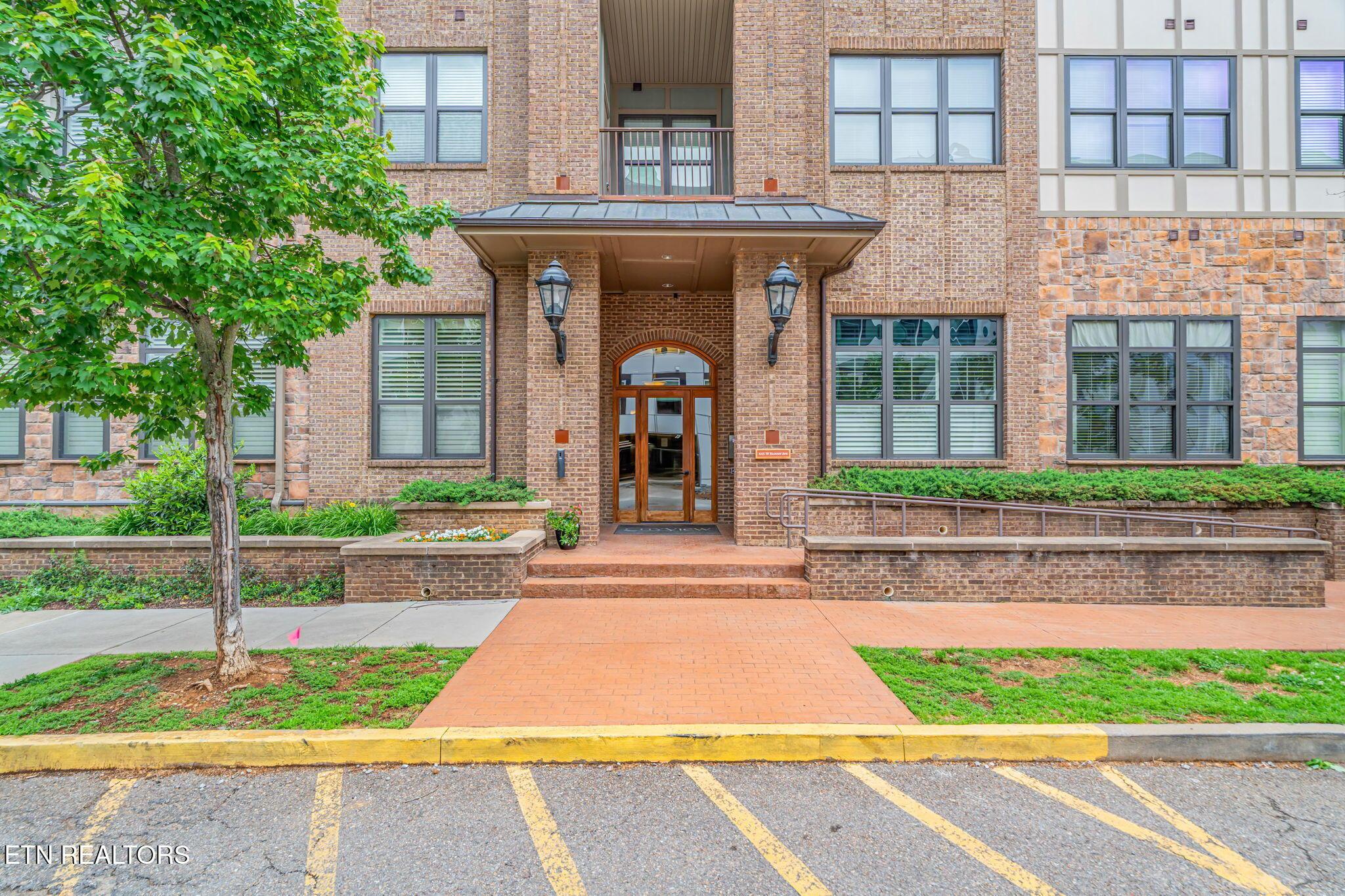 Image 2: Front Entry at CityView