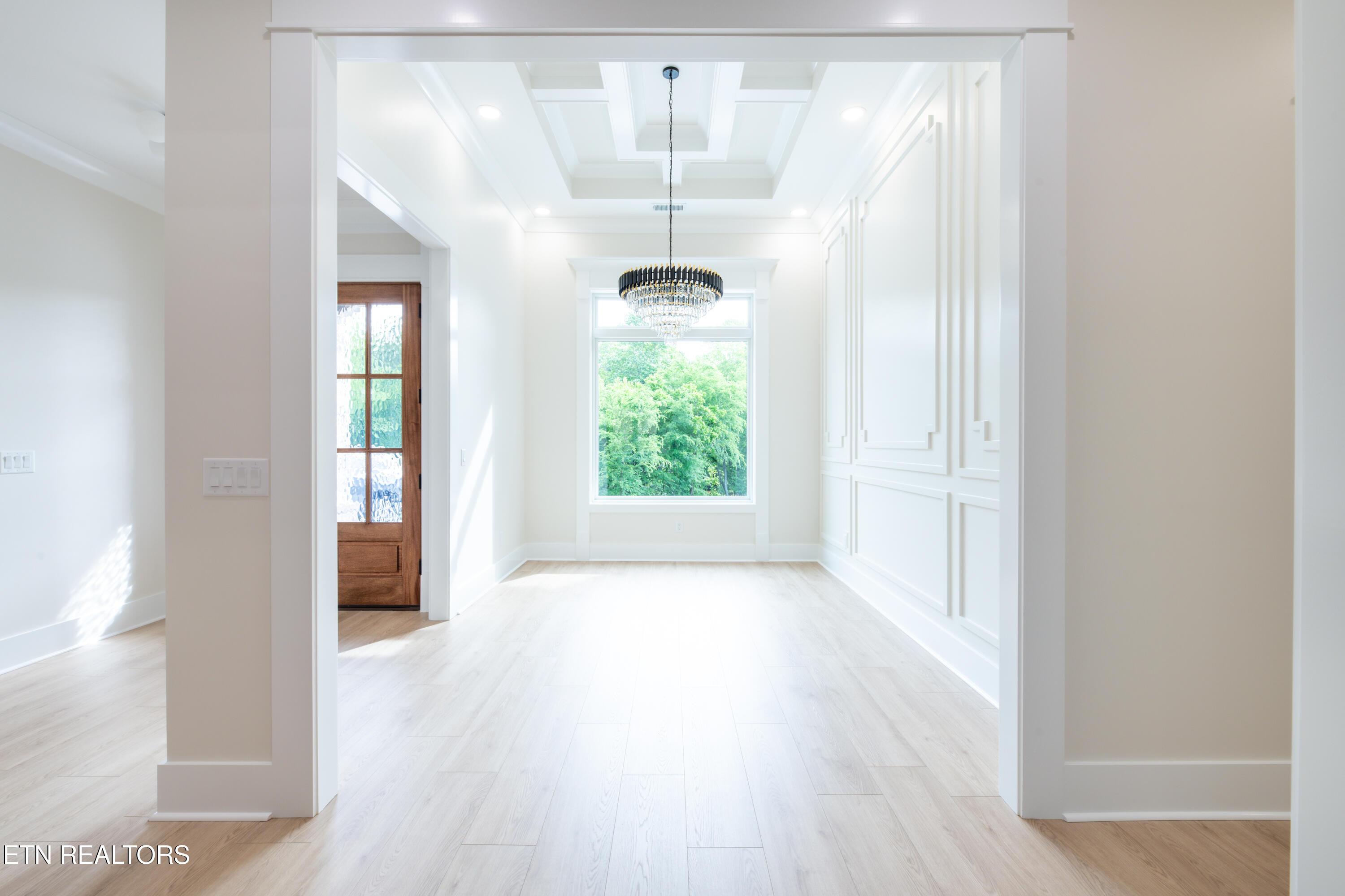Image 3: FOYER