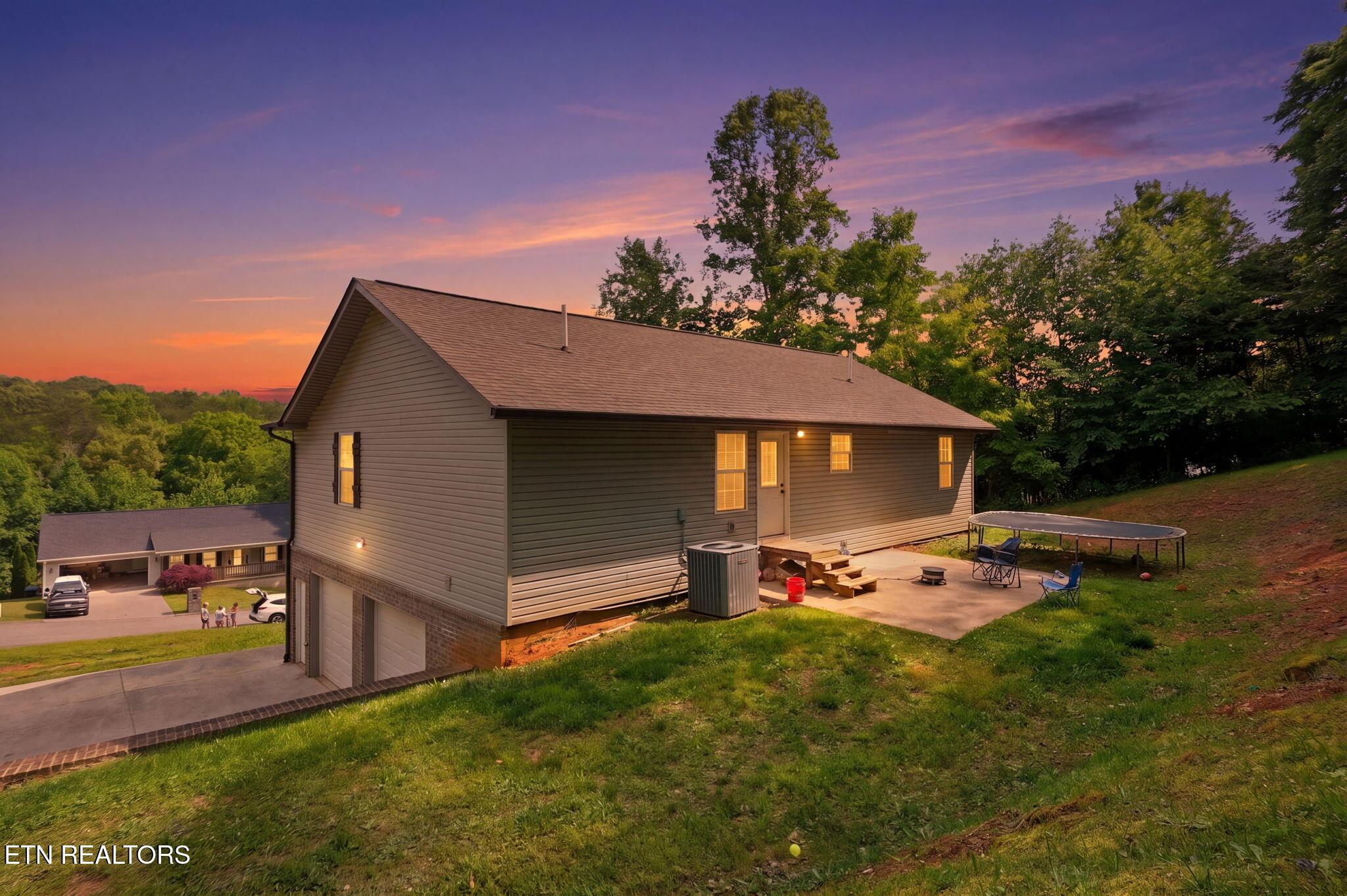 Image 2: 42-web-or-mls-040_DSC05612_twilight_56bd