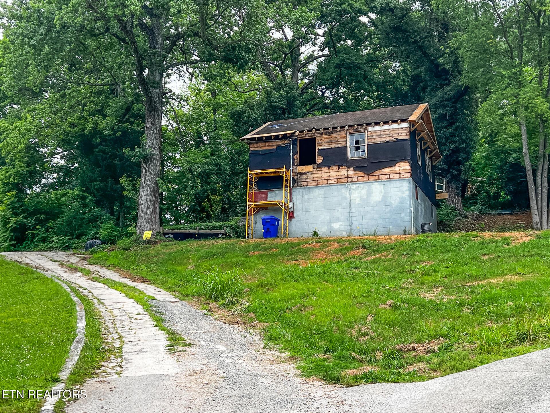 Image 1: 709 Lakeview Church Lane