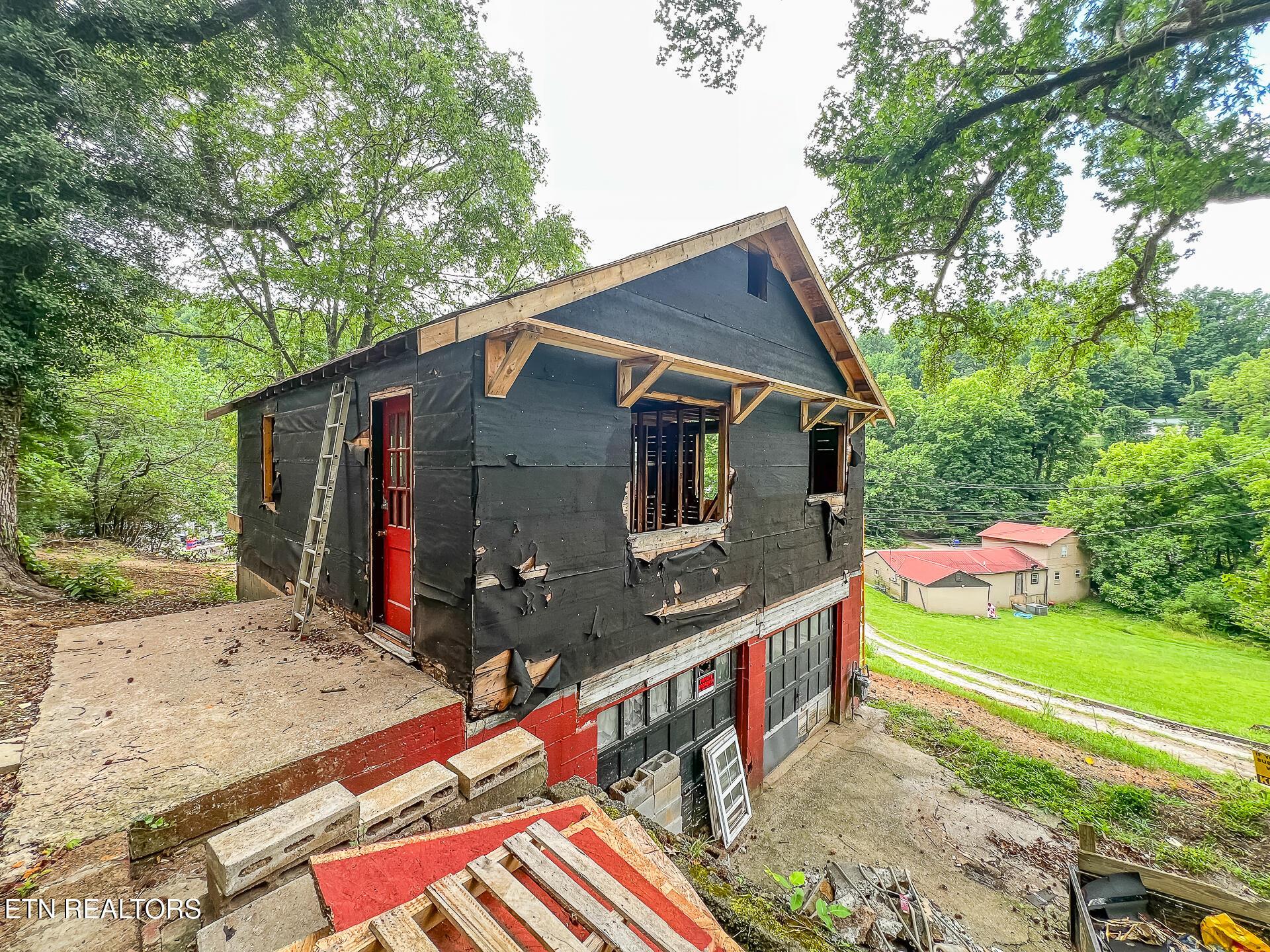 Image 3: 709 Lakeview Church Lane-12