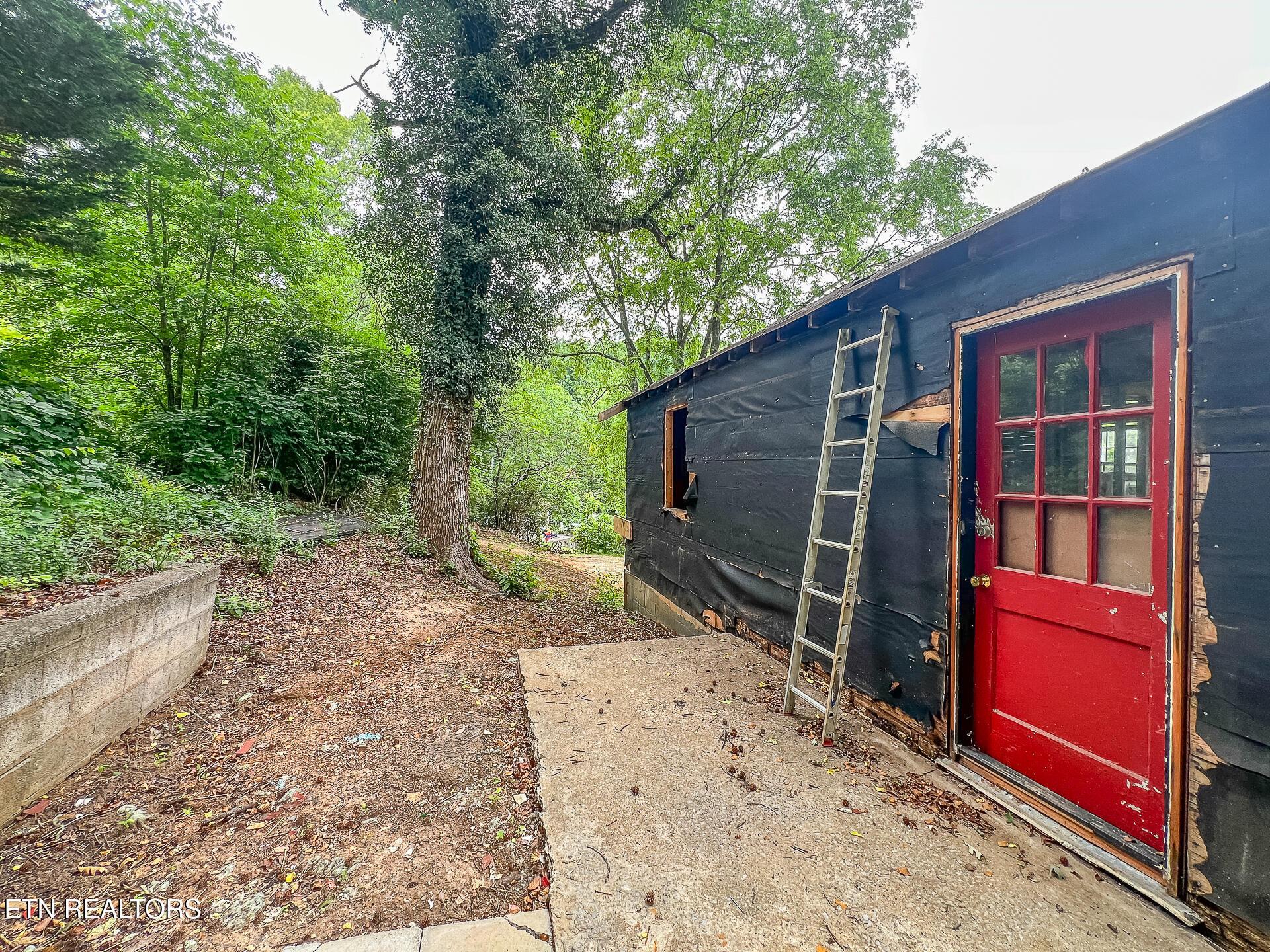 Image 4: 709 Lakeview Church Lane-10