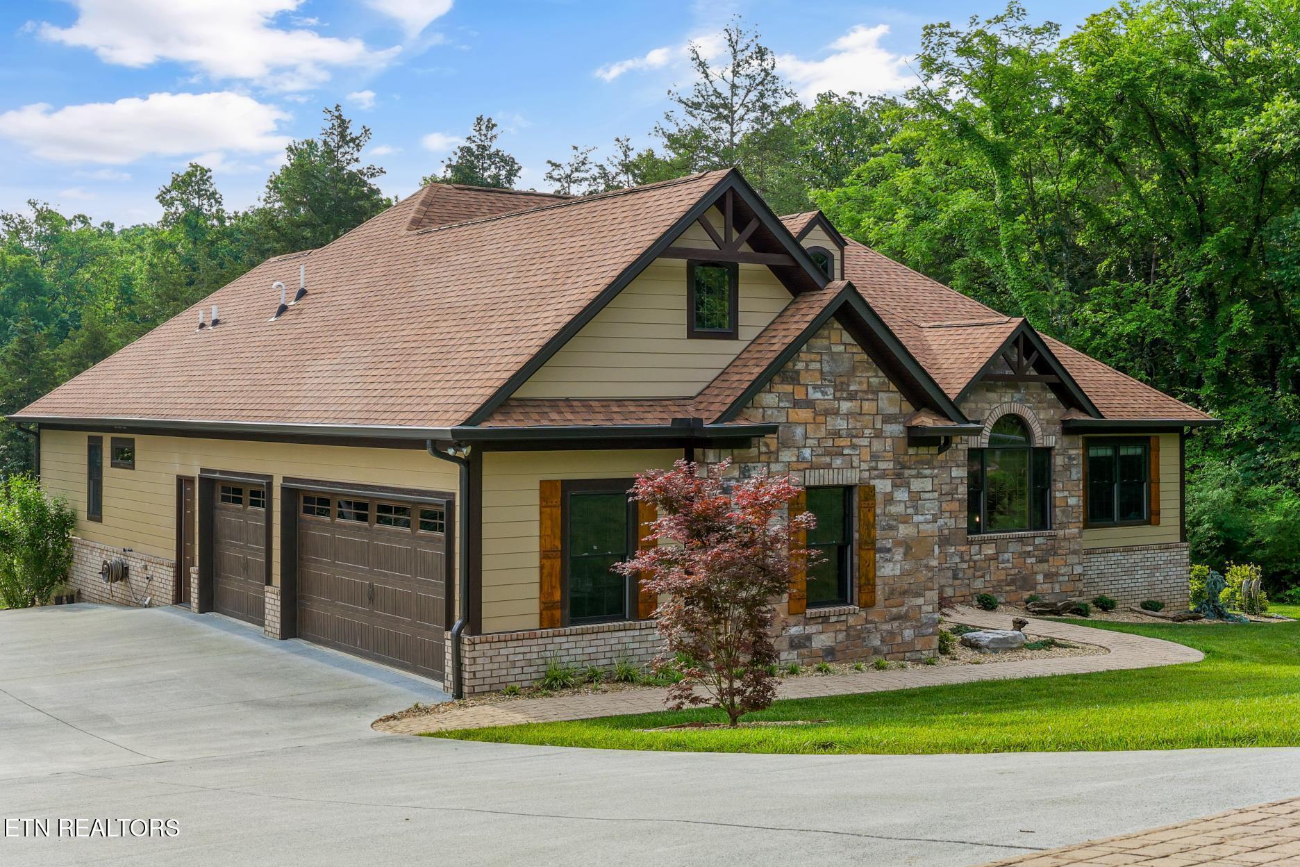 Image 2: 3 Car Garage