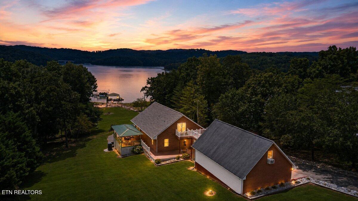 Image 4: Lakefront