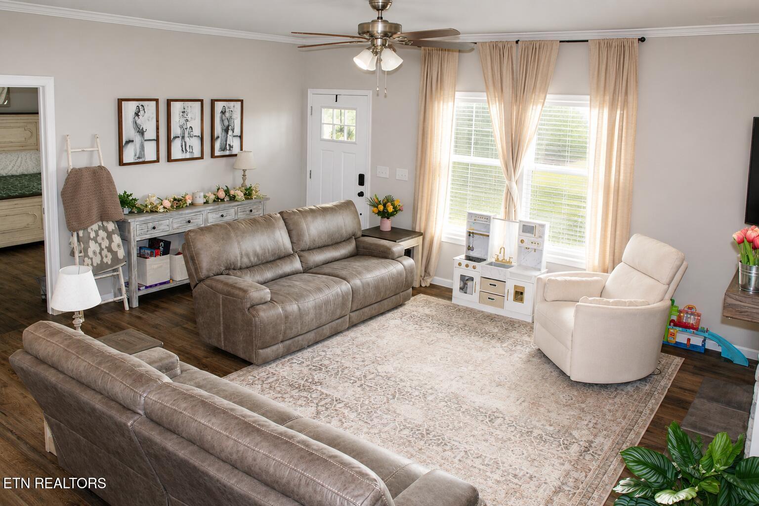Image 2: Living Room 1
