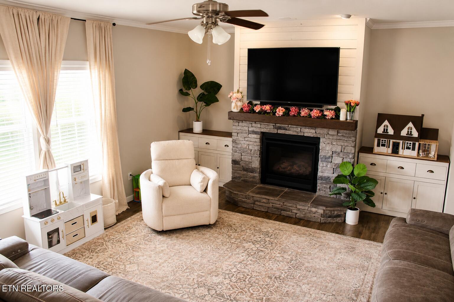 Image 3: Living Room 3