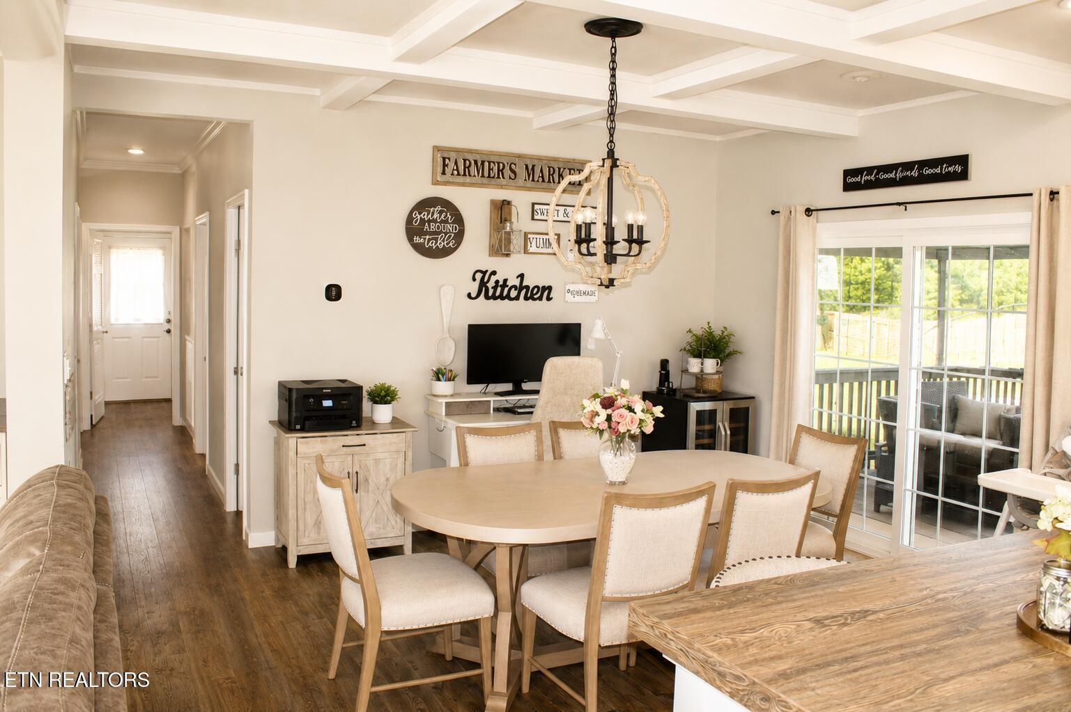 Image 4: Dining room detail