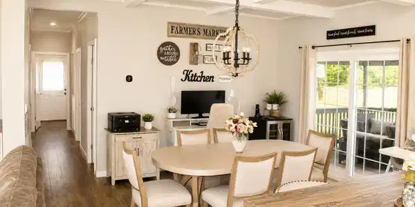 Image 4: Dining room detail