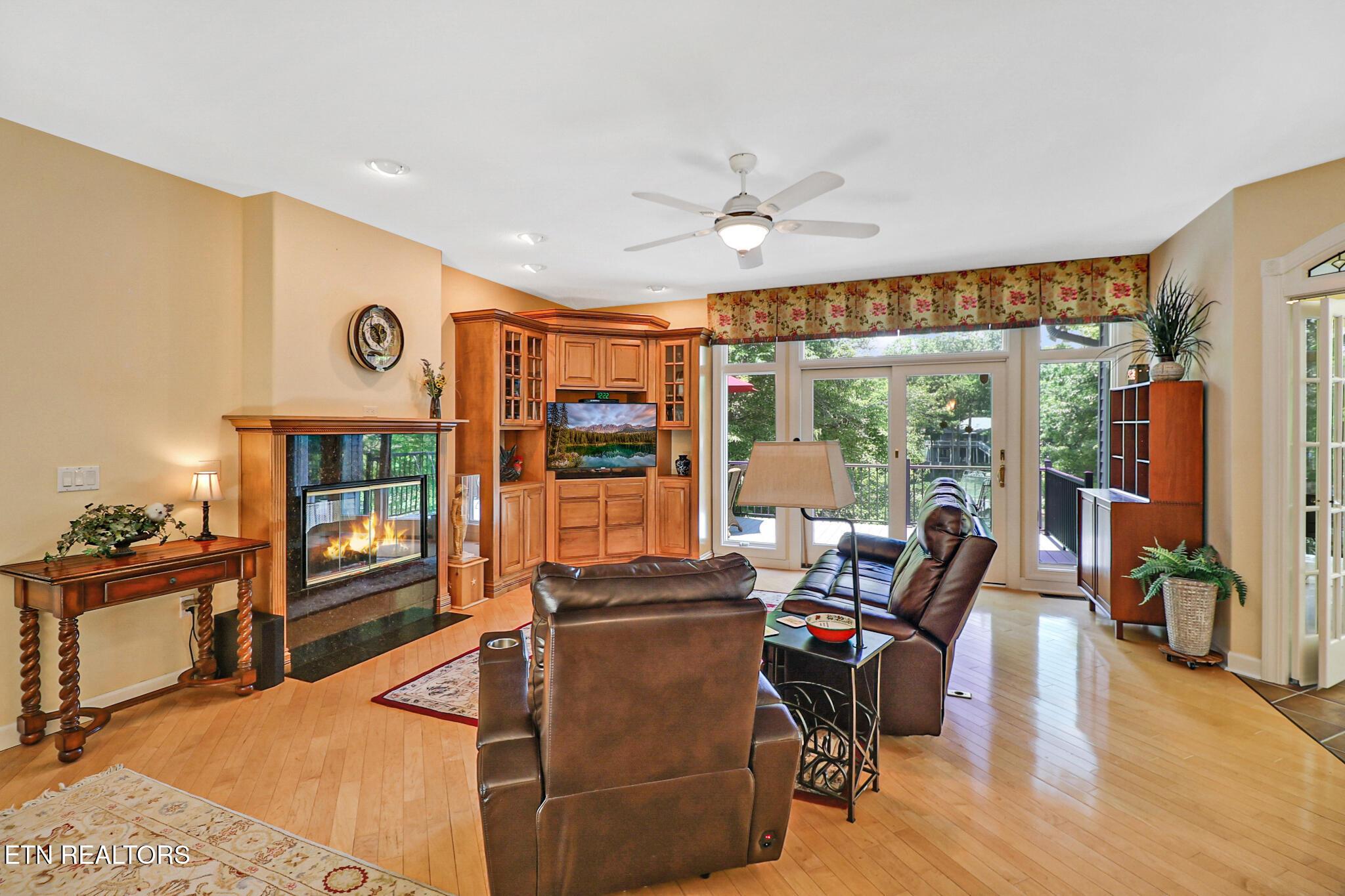 Image 3: Living room