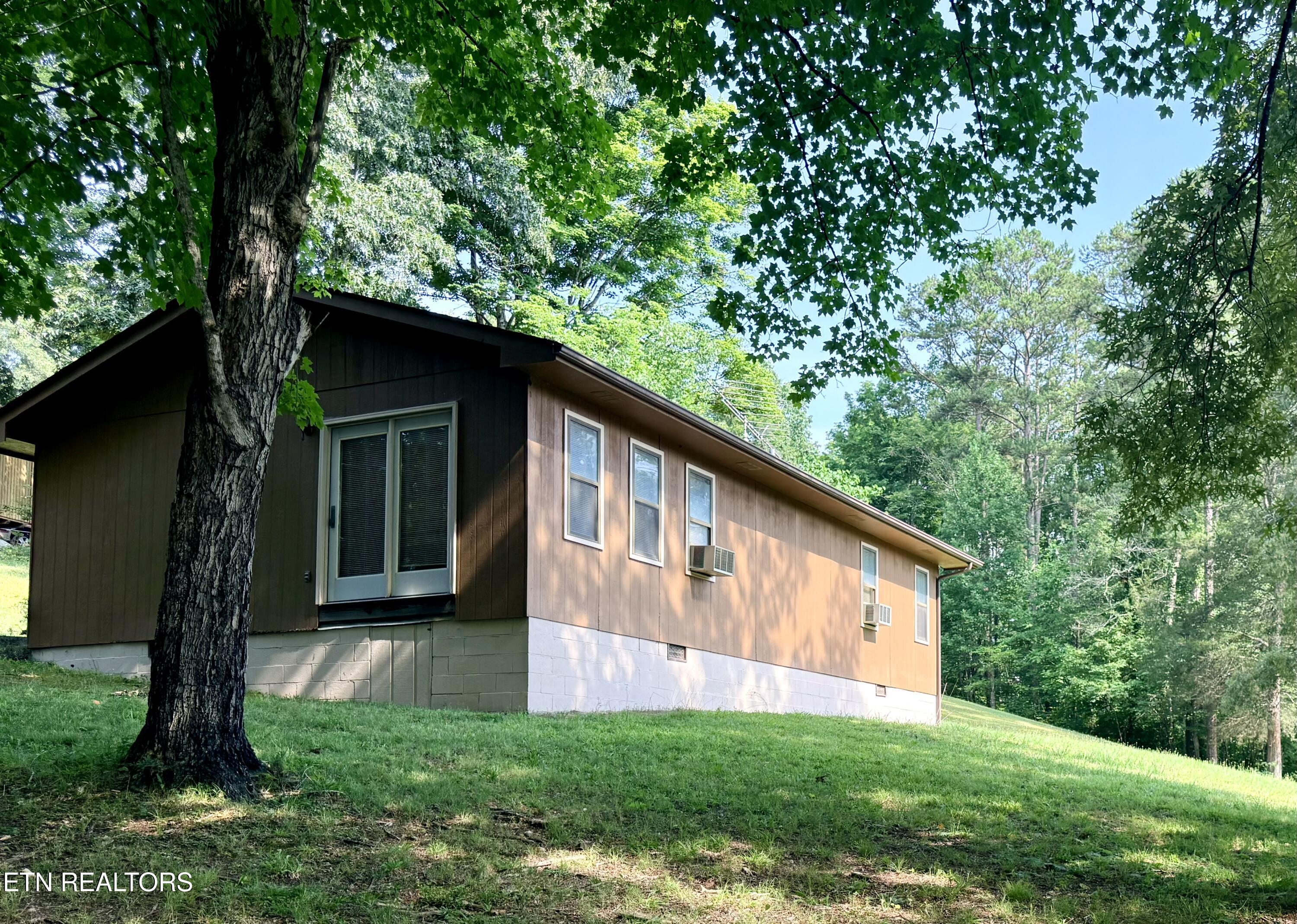 Image 4: 445 Deer Trail Circle