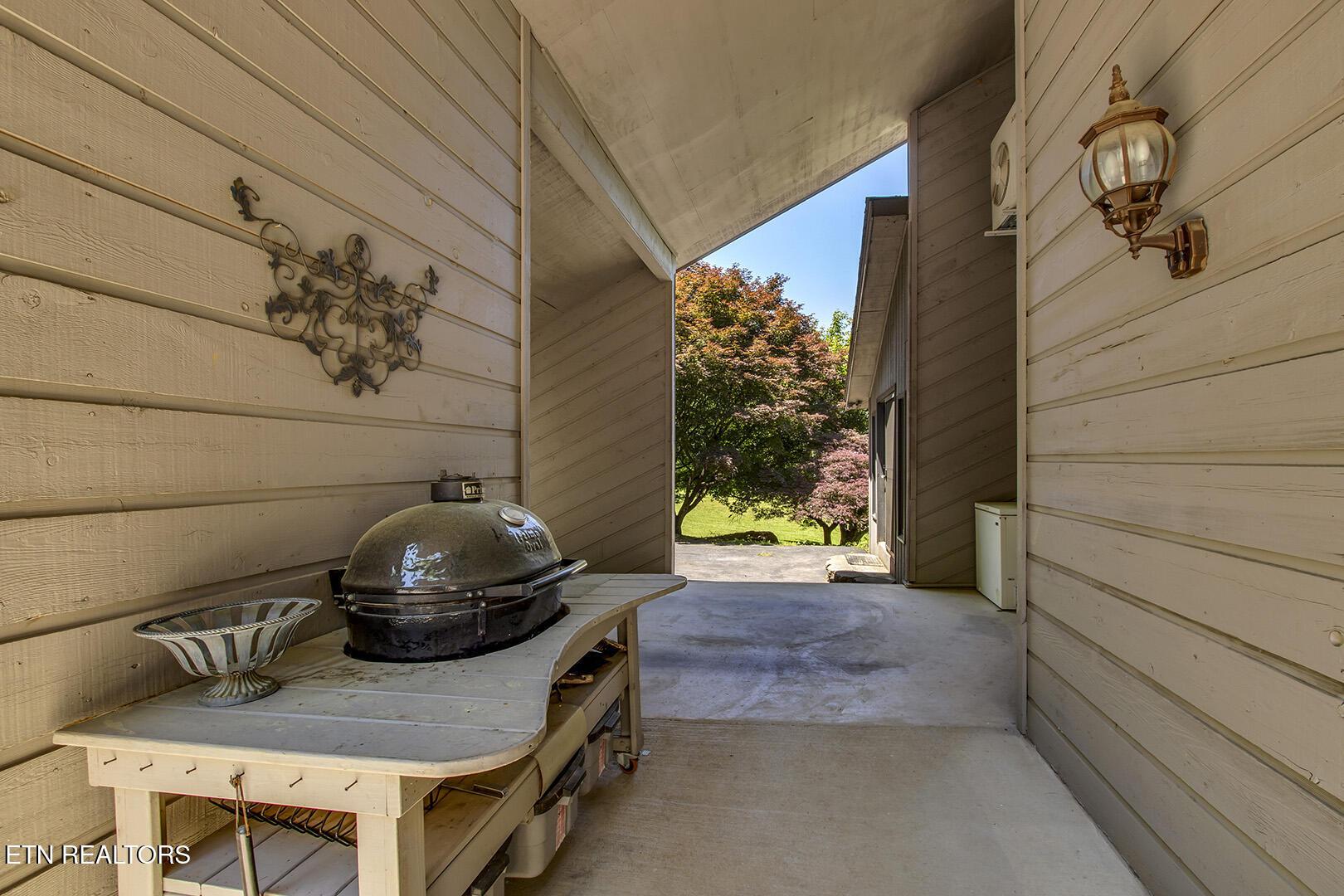 Image 4: 04_LakewoodDrive_2092_Breezeway