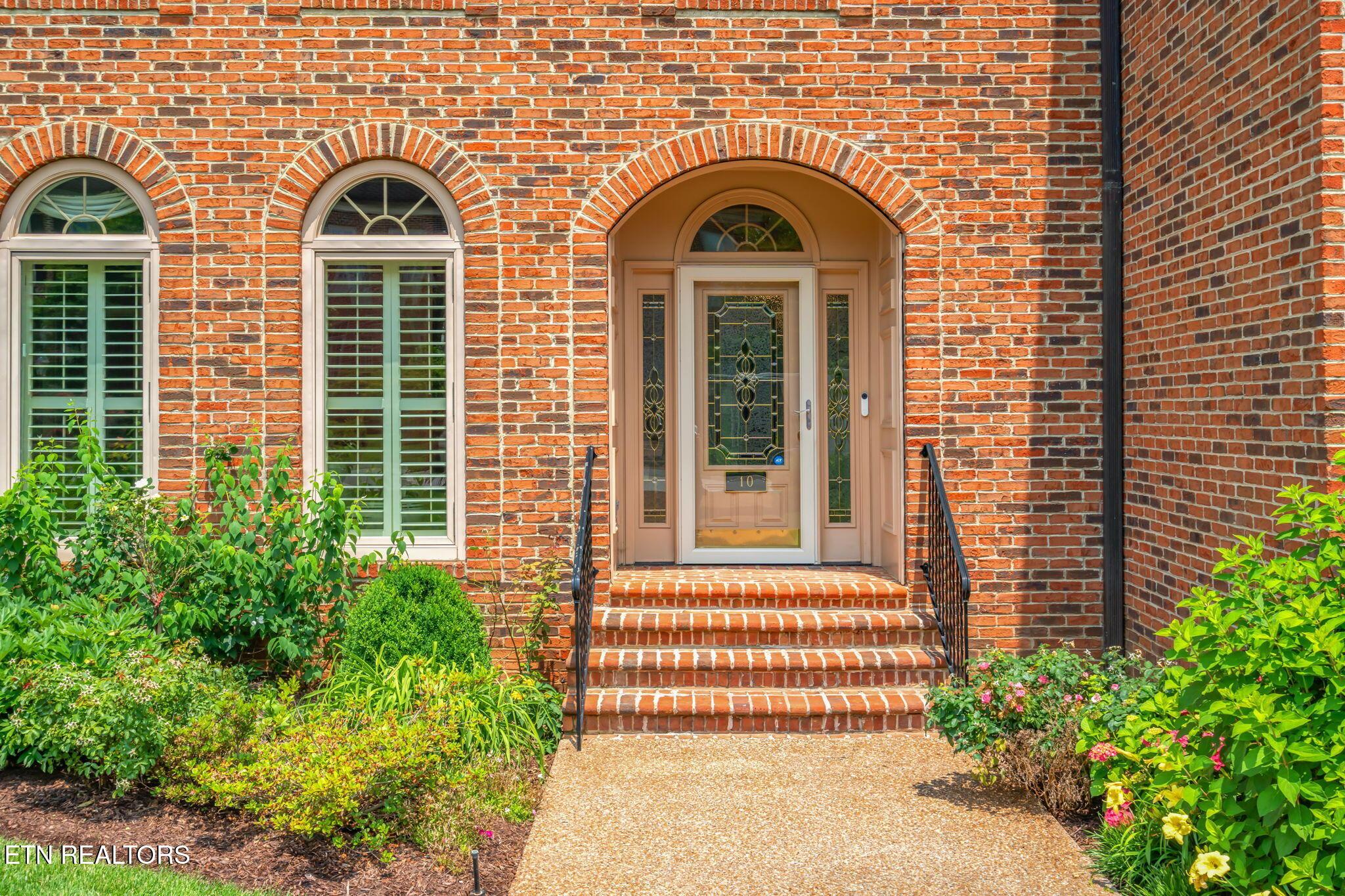 Image 4: Front Entrance