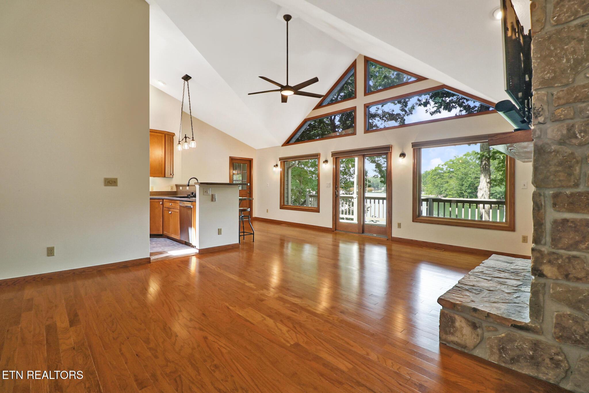 Image 2: Living area