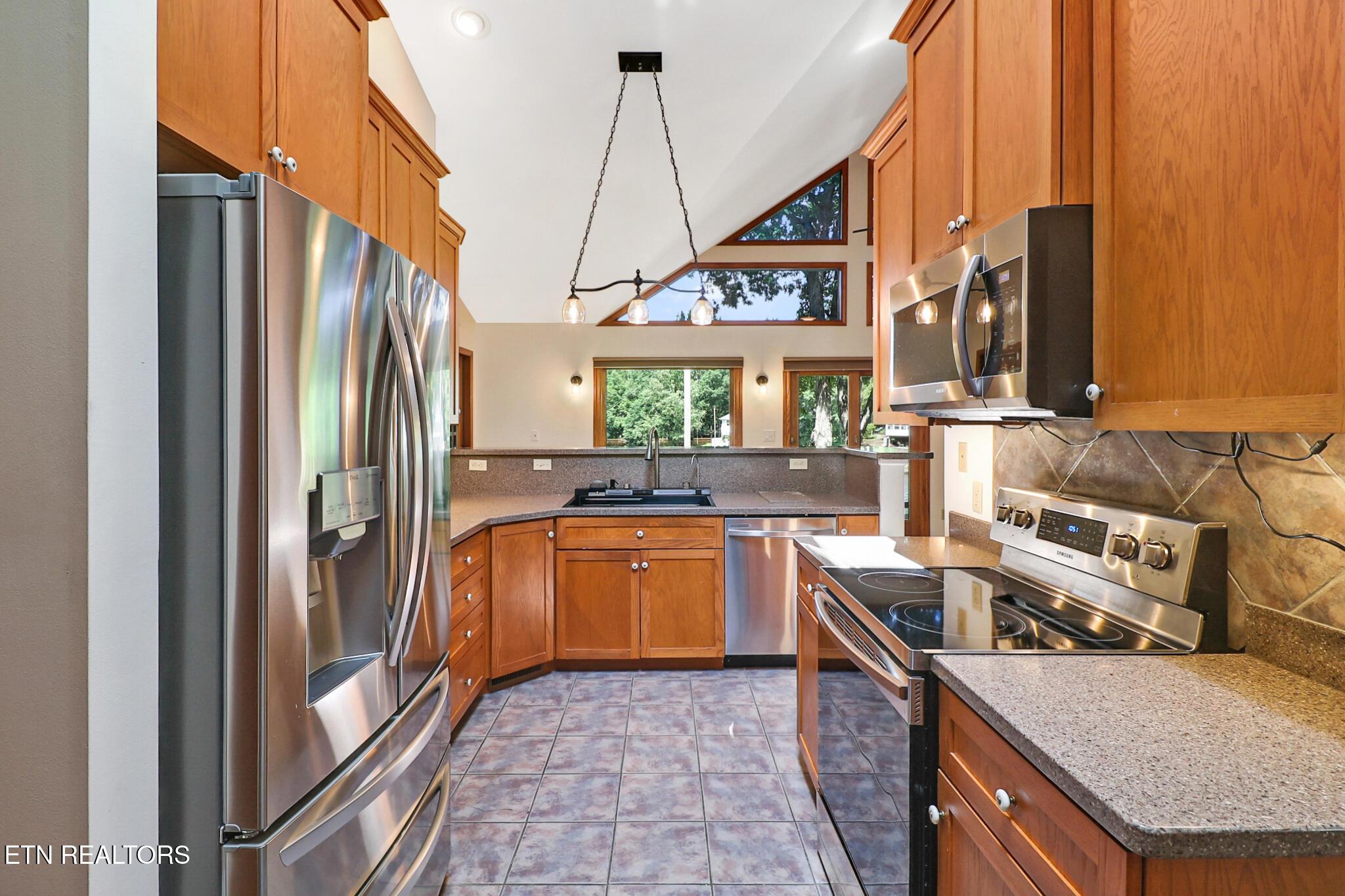 Image 3: Kitchen