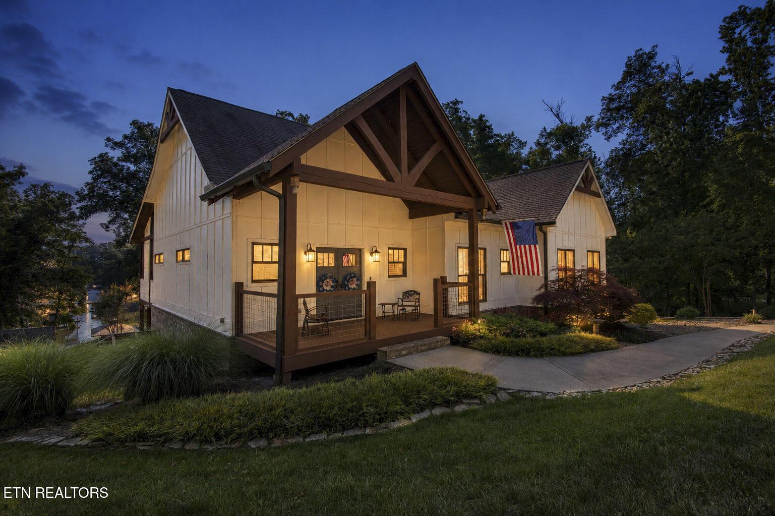 Image 3: Front Night View